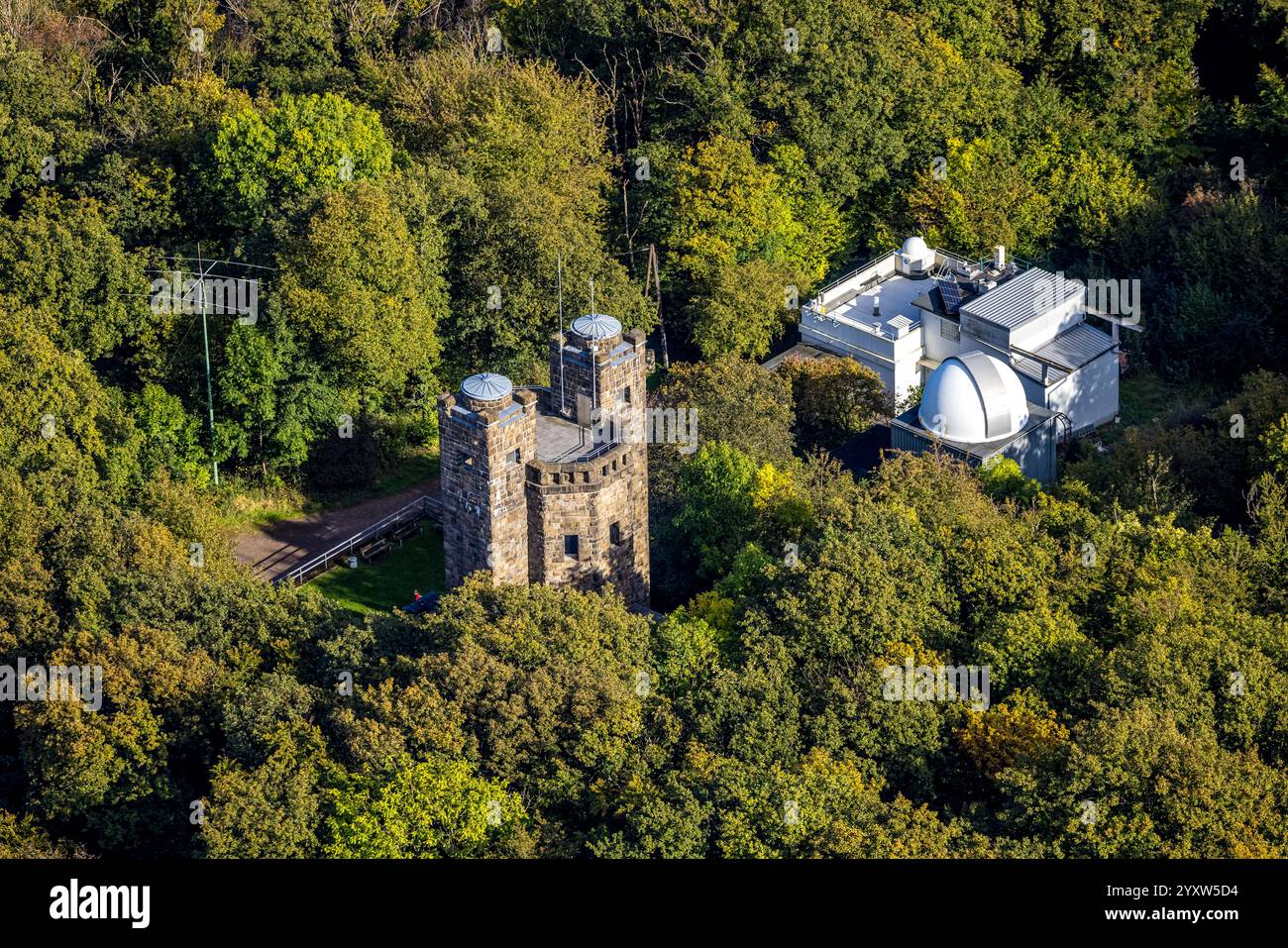 Aus der Vogelperspektive, Eugen-Richter-Turm mit Observatorium Hagen des drei TürmeWeges, bestehend aus Bismarckturm, Eugen-Richter-Turm und Kaiser-Friedrich-T Stockfoto