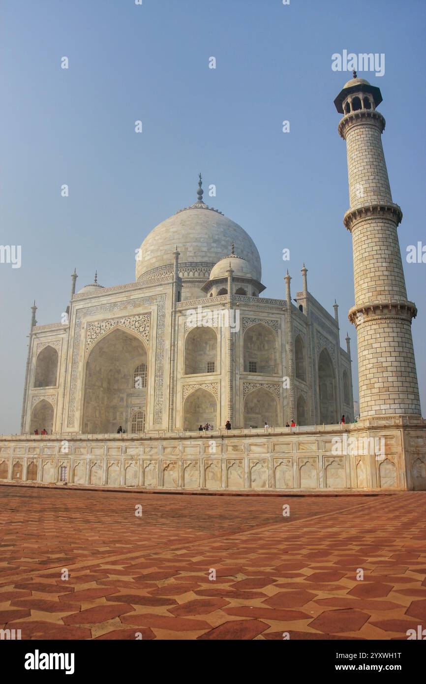 Blick auf Taj Mahal am Morgen, Agra, Uttar Pradesh, Indien. Es wurde 1632 vom Moghul-Kaiser Shah Jahan beauftragt, das Grab seines fa zu beherbergen Stockfoto