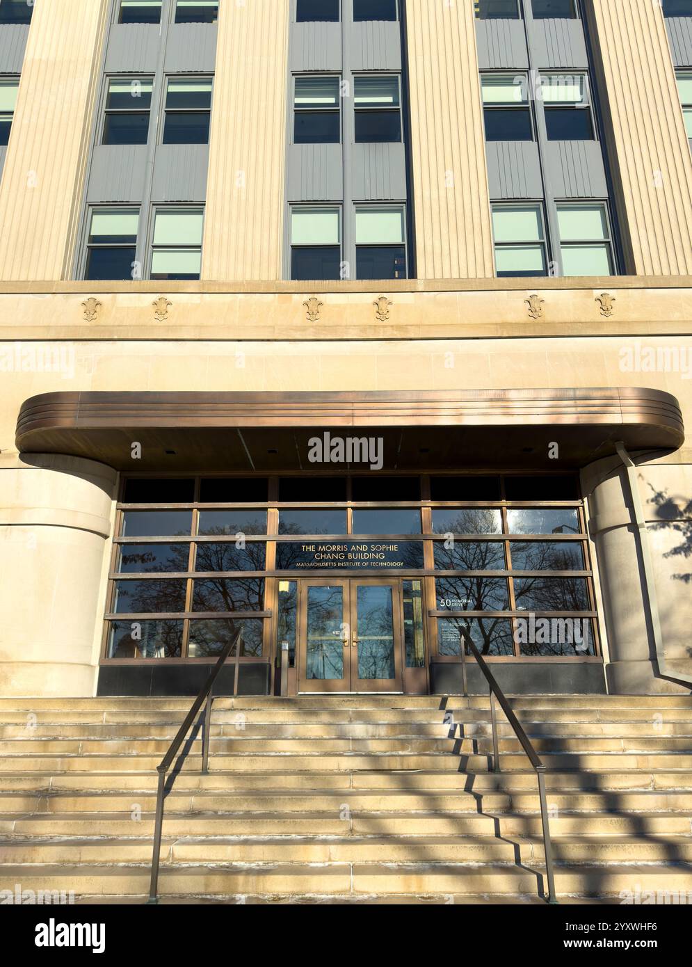 Das Morris and Sophie Chang Building, Eingang und Treppe, Massachusetts Institute of Technology, Department of Economics, Sloan School of Management, Stockfoto