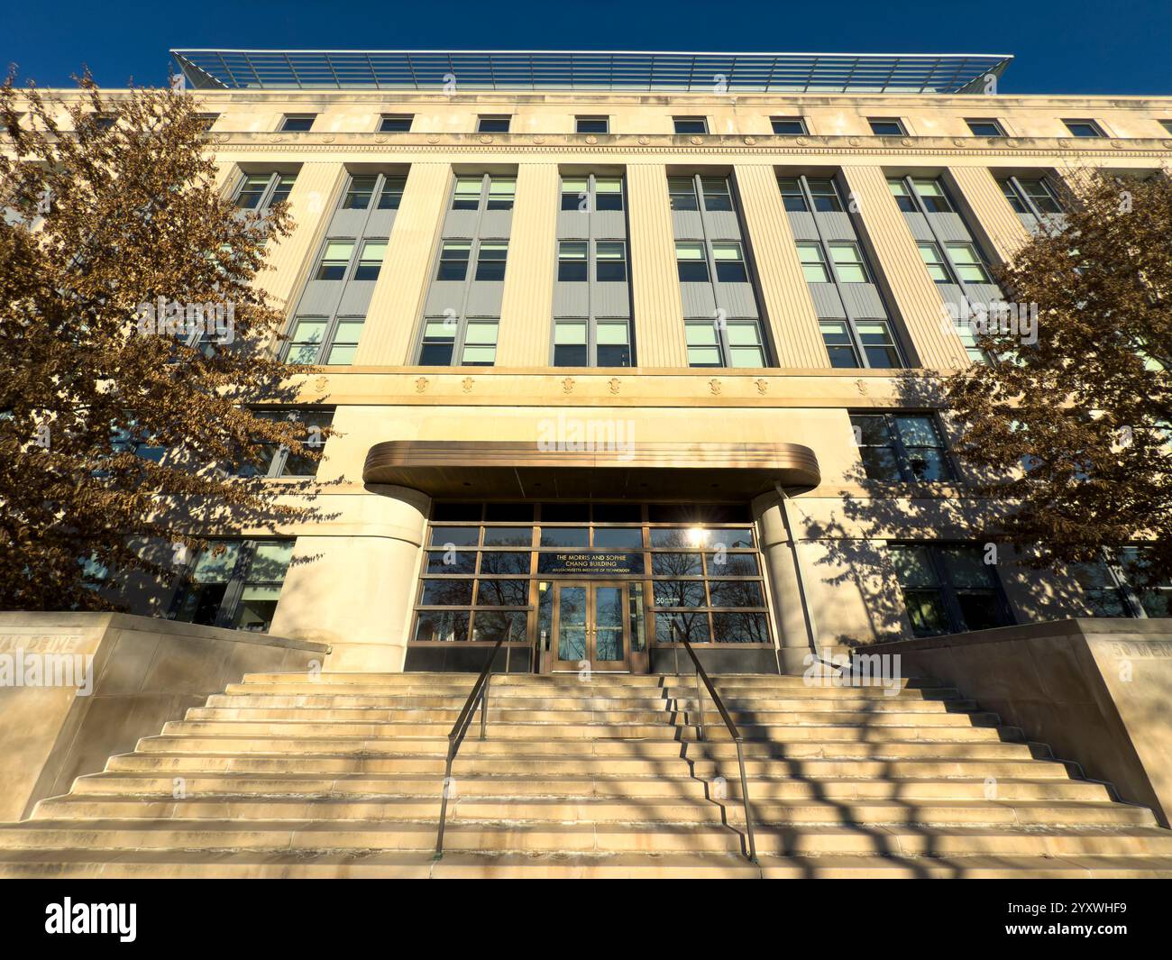 Das Morris und Sophie Chang Building, Eingang und Treppe, tiefer Blick, Massachusetts Institute of Technology, Department of Economics, Sloan Schoo Stockfoto