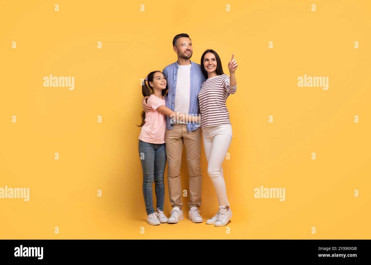 Die kaukasische Familie genießt schöne Zeit zusammen mit Liebe und Zuneigung Stockfoto