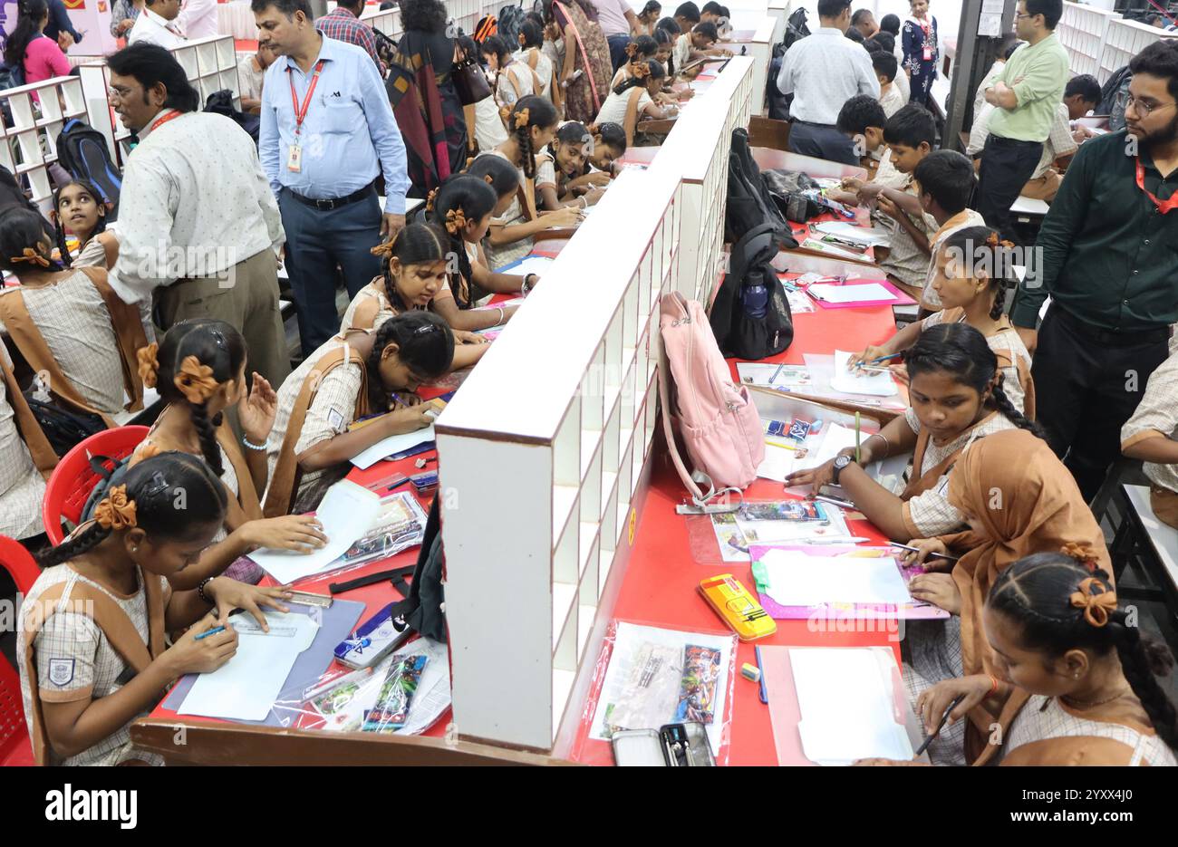 Indien. Dezember 2024. MUMBAI, INDIEN - 17. DEZEMBER: Studenten nehmen am Mumbai Letter fest 2024 Teil, einem handschriftlichen Brief, der von der indischen Postbehörde bei GPO, CST am 17. Dezember 2024 in Mumbai, Indien, organisiert wurde. Das Kernziel dieser Veranstaltung war es, die Kunst und Kultur des Briefschreibens wiederzubeleben und den authentischen Ausdruck menschlicher Emotionen mit der uralten Methode Stift und Papier wiederzubeleben, die einen starken Kontrast zu den heute vorherrschenden technologieorientierten Kommunikationsmethoden darstellt. (Foto: Bhushan Koyande/Hindustan Times/SIPA USA) Credit: SIPA USA/Alamy Live News Stockfoto