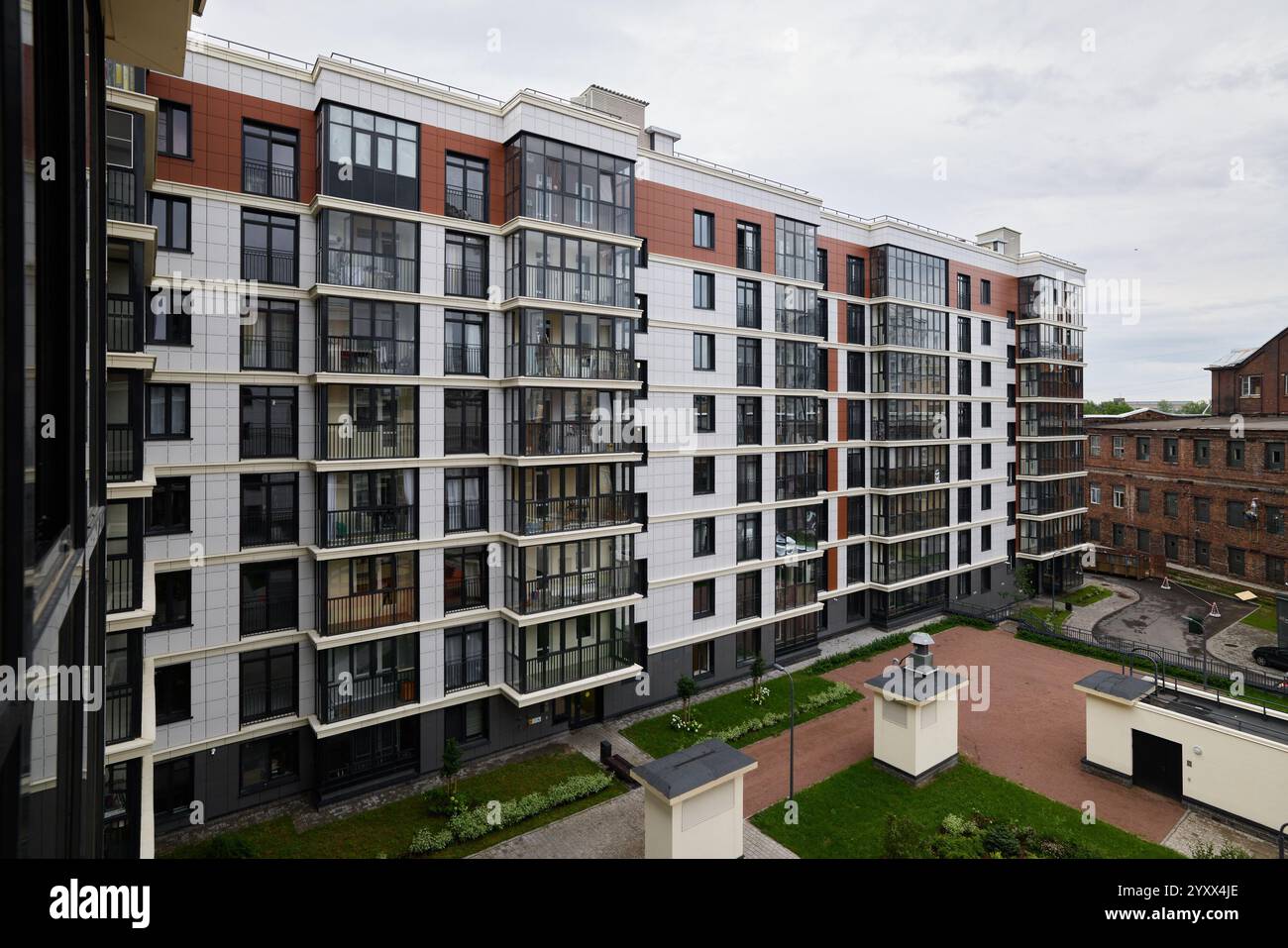 Das ist ein modernes Wohngebäude, das wunderschöne zeitgenössische Architektur zeigt Stockfoto