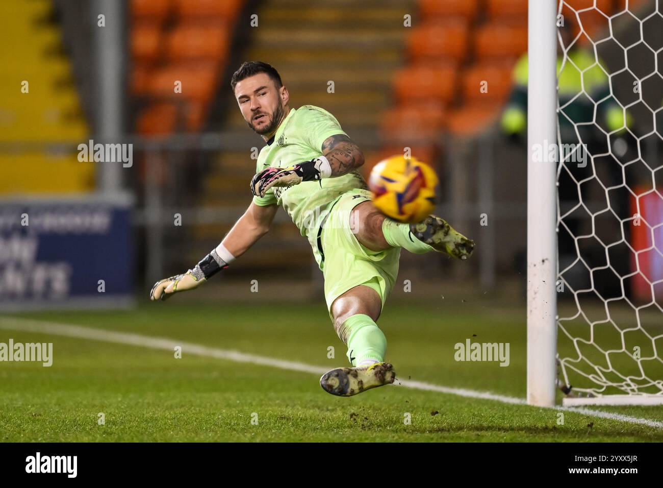 Richard O'Donnell von Blackpool gewährt eine Strafe während des Vertu Trophy Matches Blackpool gegen Aston Villa U21 in der Bloomfield Road, Blackpool, Vereinigtes Königreich, 17. Dezember 2024 (Foto: Craig Thomas/News Images) in , am 17.12.2024. (Foto: Craig Thomas/News Images/SIPA USA) Stockfoto