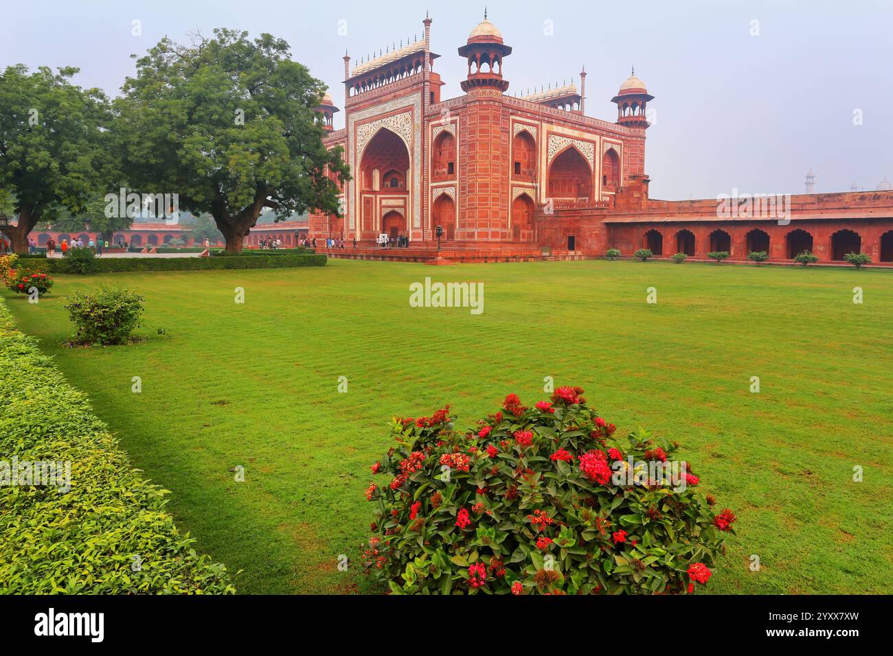 Darwaza-i-Rauza (große Tor) in Chowk-i Jilo Khana Hof, Taj Mahal Komplex, Agra, Indien. Das Tor befindet sich der Haupteingang zum Grab. Stockfoto