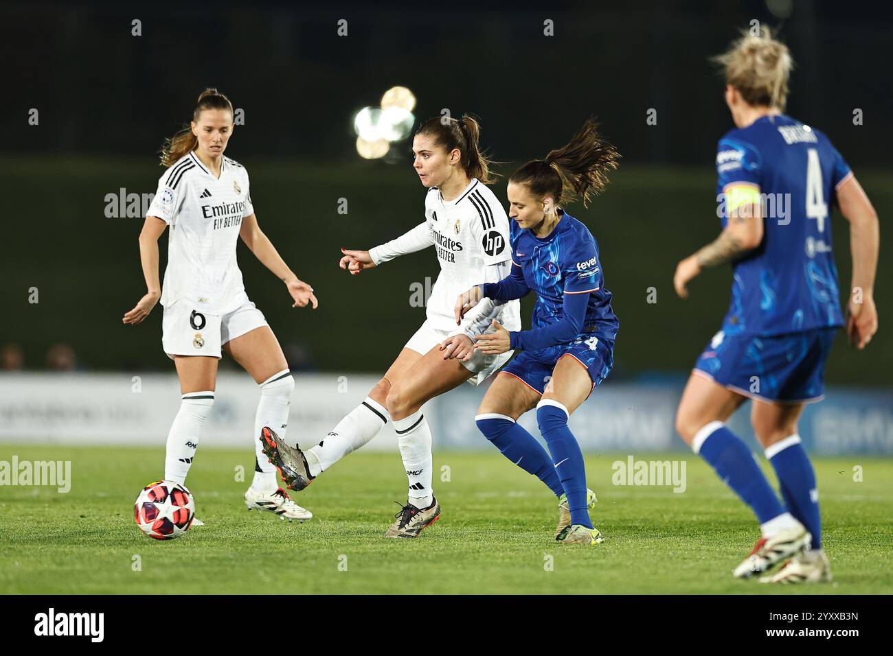 Madrid, Spanien. Dezember 2024. (L-R) Signe Bruun (Real), Nathalie Bjorn (Chelsea) Fußball/Fußball : Gruppenphase der UEFA Women's Champions League Spieltag 6 Gruppenspiel der Gruppe B zwischen Real Madrid C.F. 1-2 Chelsea FC im Estadio Alfredo Di Stefano in Madrid, Spanien. Quelle: Mutsu Kawamori/AFLO/Alamy Live News Stockfoto