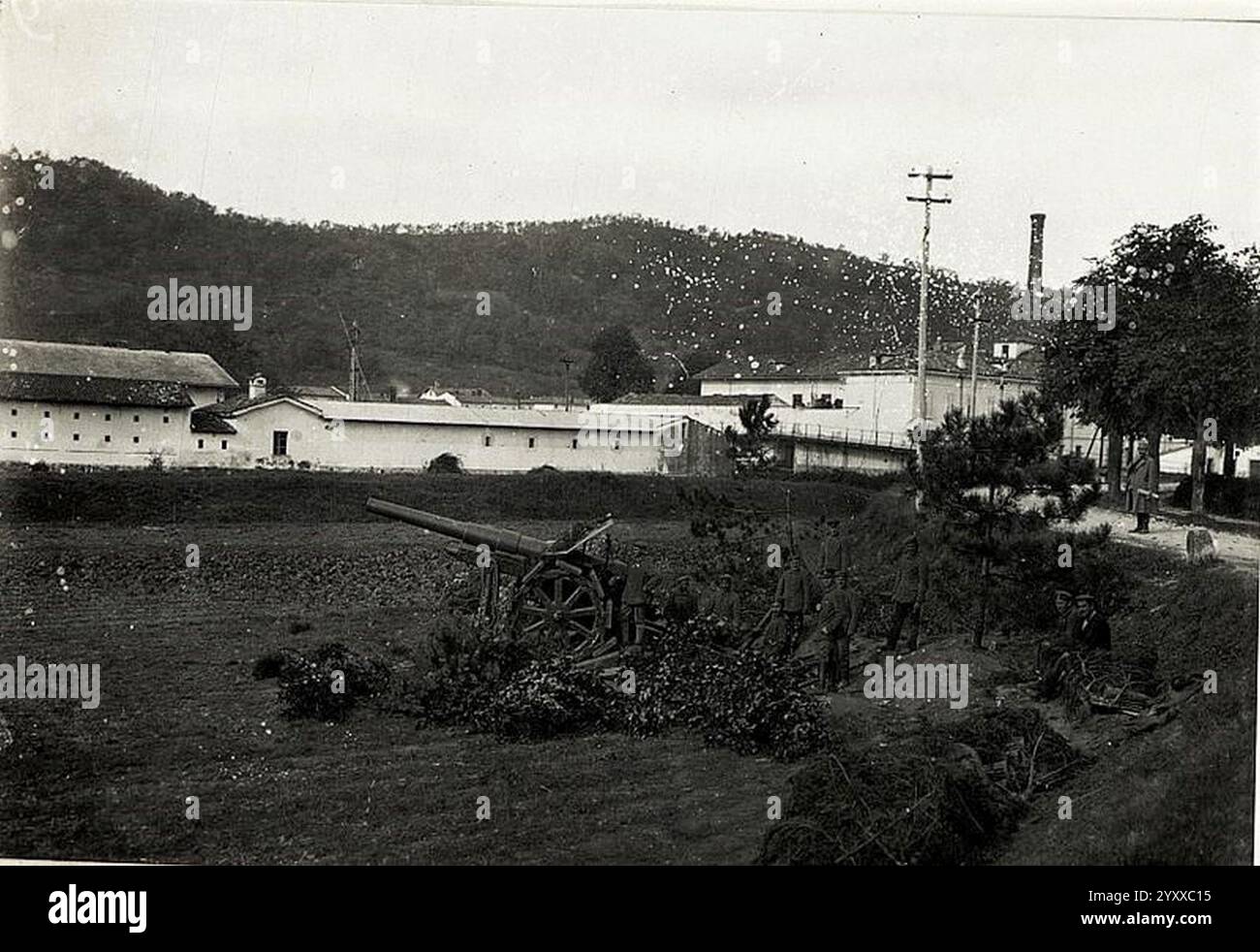 Deutsche 13cm Kanone am südlichen Isonzoufer bei Görz gegen Gradisca feuernd, 25.10.1915. (BildID 15593947). Stockfoto