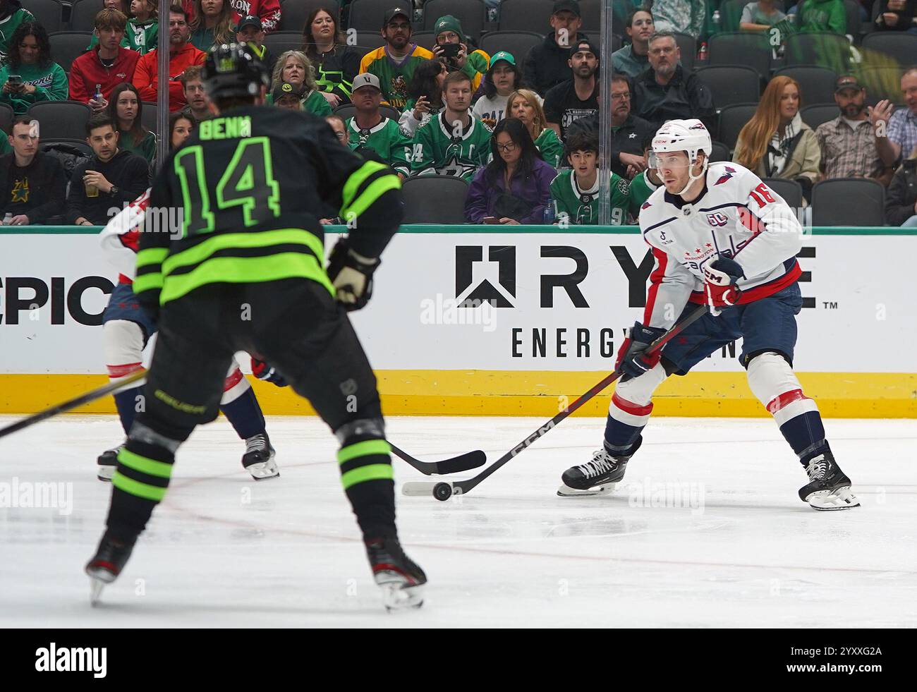 Dallas, Usa. Dezember 2024. Taylor Raddysh #16 von Washington Capitals läuft auf dem Eis mit der Kontrolle über den Puck gegen die Dallas Stars während des National Hockey League Spiels im American Airlines Center. Endpunktzahl Dallas Stars 3-1 Washington Capitals. Am 16. Dezember 2024 in Dallas, Texas, USA. (Foto: Javier Vicencio/Eyepix Group) Credit: Eyepix Group/Alamy Live News Stockfoto