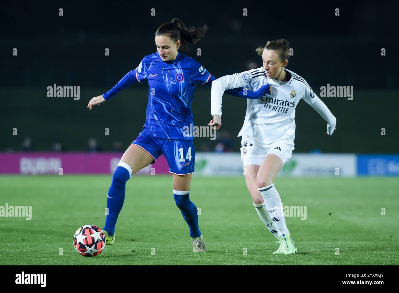 Madrid, Spanien. Dezember 2024. Real Madrids Caroline Weir (R) streitet mit Chelsea's Nathalie Bjorn während des Spiels der UEFA Women's Champions League zwischen Real Madrid und Chelsea am 17. Dezember 2024 in Madrid. Gustavo Valiente/Xinhua/Alamy Live News Stockfoto
