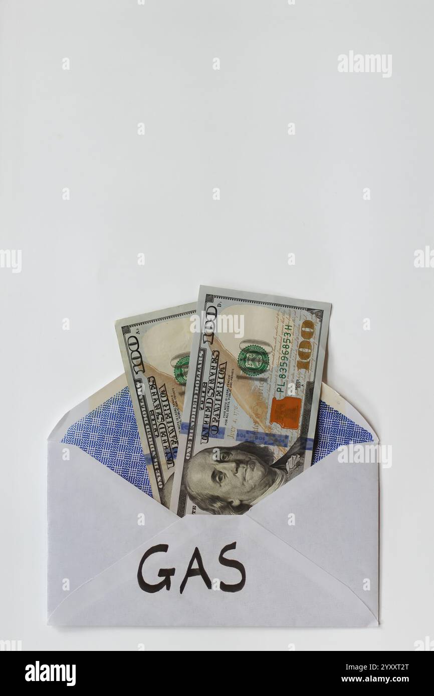 100-Dollar-Scheine im Gasumschlag, Budgetkonzept Stockfoto