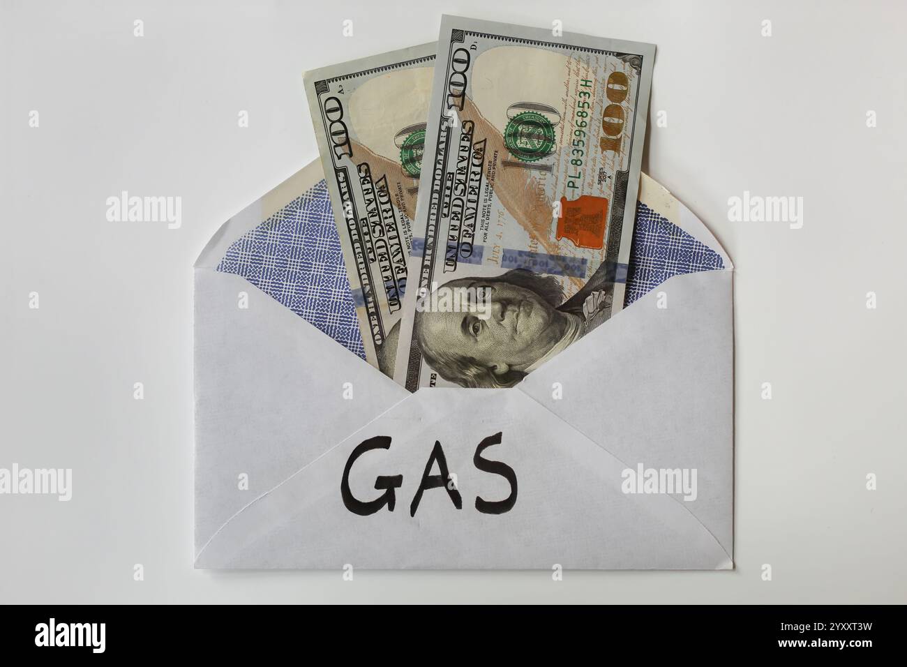 100-Dollar-Scheine im Gasumschlag, Budgetkonzept Stockfoto