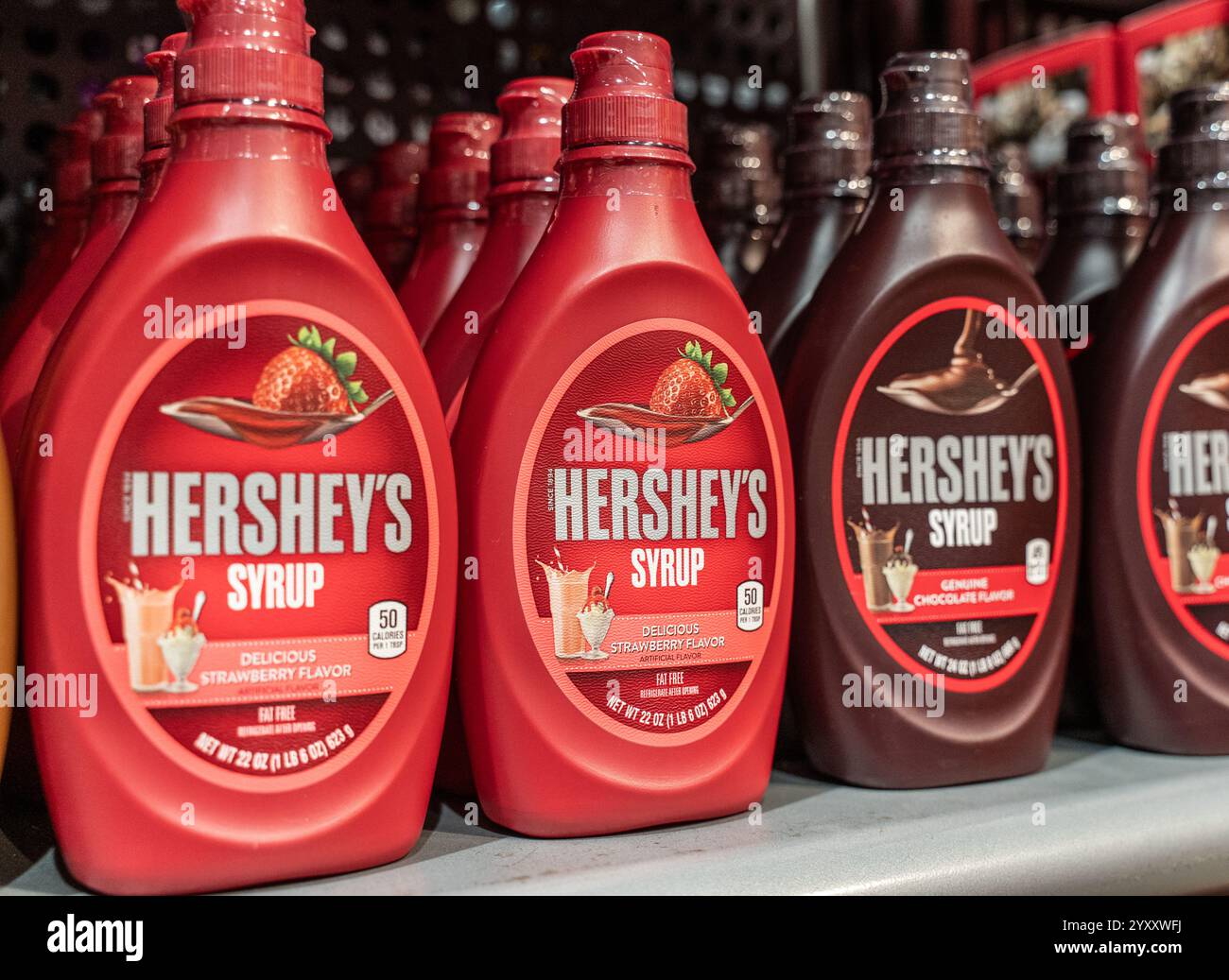 Hershey, Pennsylvania – 8. Dezember 2023: Hershey’s Erdbeergeschmack Sirup in einem Regal im Einzelhandelsgeschäft von Hershey’s Chocolate World Stockfoto