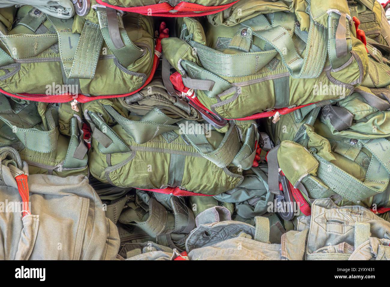 Während einer NATO-Übung werden vorbereitete Fallschirme für deutsche Fallschirmjäger sorgfältig überprüft und einsatzbereit, wobei Präzision, Sicherheit, A hervorgehoben werden Stockfoto