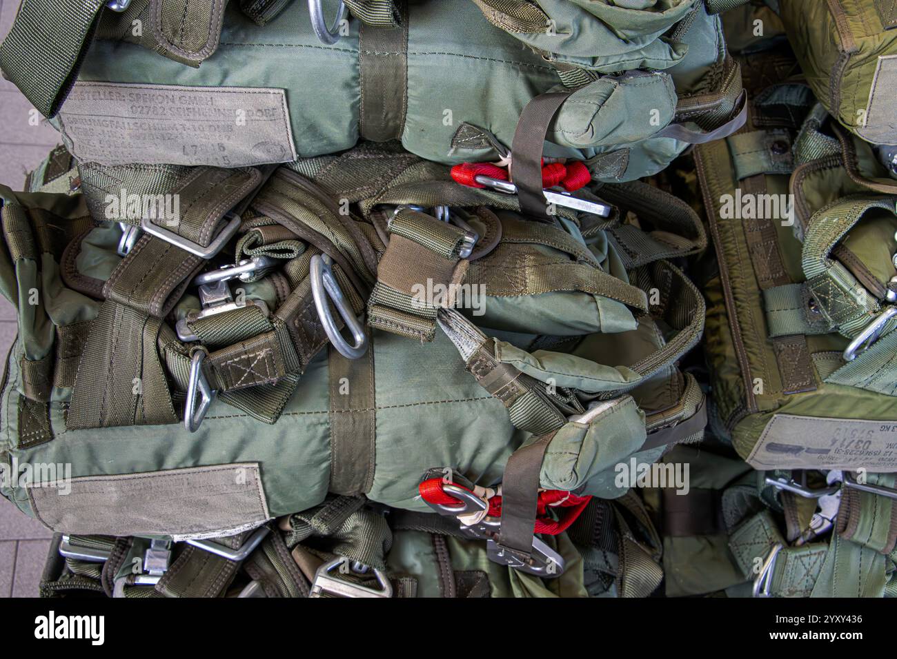 Während einer NATO-Übung werden vorbereitete Fallschirme für deutsche Fallschirmjäger sorgfältig überprüft und einsatzbereit, wobei Präzision, Sicherheit, A hervorgehoben werden Stockfoto