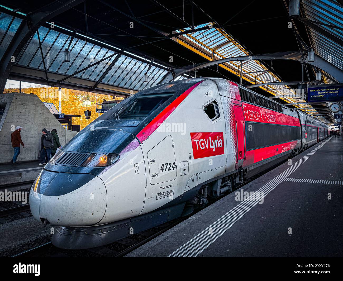 Zürich, Schweiz, Europa, TGV Lyria, Hochgeschwindigkeitszug, Bahnhof Zürich HB, SNCF, SBB, France-Suisse Verbindung, Schnellzug, Paris Gare de Lyon, Basel SBB, Modernes Bahndesign, Interrail, Fernverkehrszug, Zugverkehr, internationale Zugstrecke, Reisekomfort, Schweiz-Frankreich Verbindung, Schweizer Bahnstation, Europäische Mobilität, Klimafreundliche Reisen, Bahnreise *** Zürich, Schweiz, Europa, TGV Lyria, Hochgeschwindigkeitszug, Hauptbahnhof Zürich, SNCF, SBB, France Suisse Connection, Expresszug, Paris Gare de Lyon, Basel SBB, modernes Zugdesign, Interrail, Fernverkehr, trainieren Stockfoto