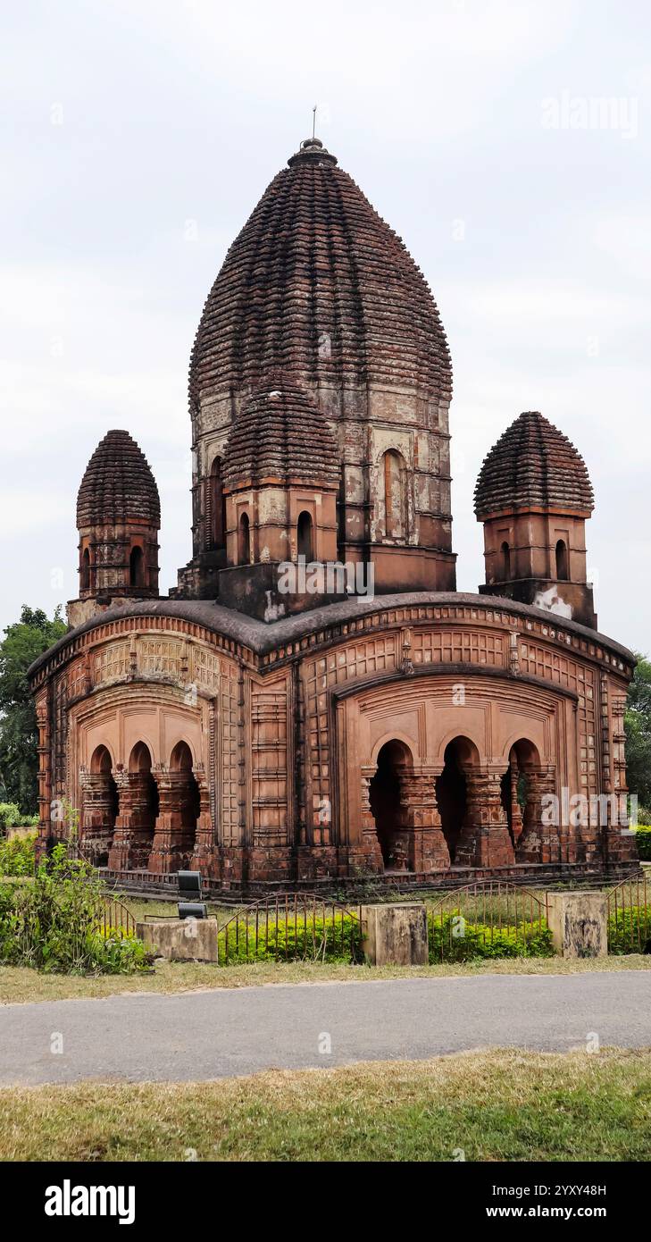 Panoramablick auf den Pancharatan-Tempel, Ras Mandir, ein wichtiges architektonisches Highlight von Garh Panchkot, Purulia, Westbengalen, Indien. Stockfoto
