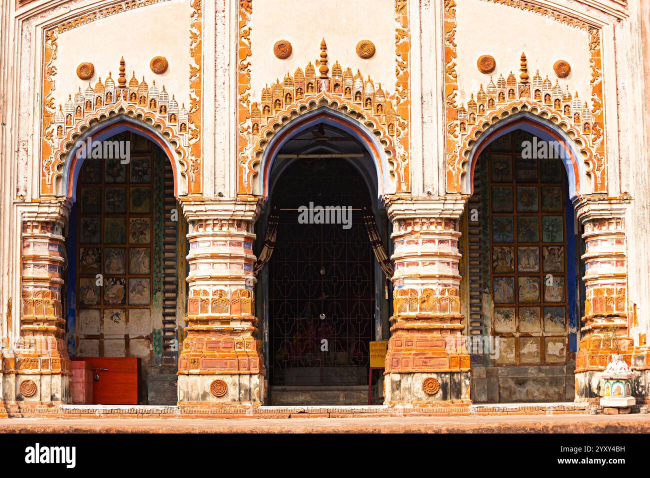 Vorderfassade des Brindavan Chandraji-Tempels mit aufwendigen Innenmalereien, Guptipara, Hootly, Westbengalen, Indien. Stockfoto