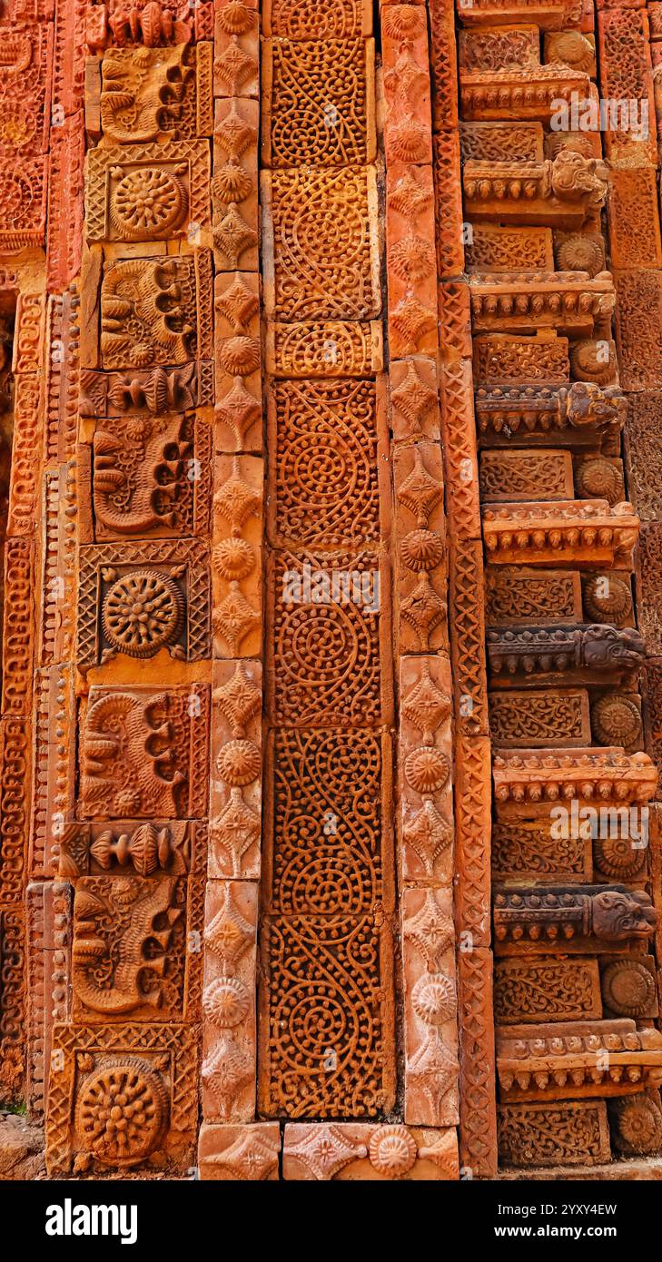 Detaillierte Ziegelschnitzereien mit floralen und geometrischen Mustern am Sri Raghunath Tempel, Ghurisha, Birbhum, Westbengalen, Indien. Stockfoto