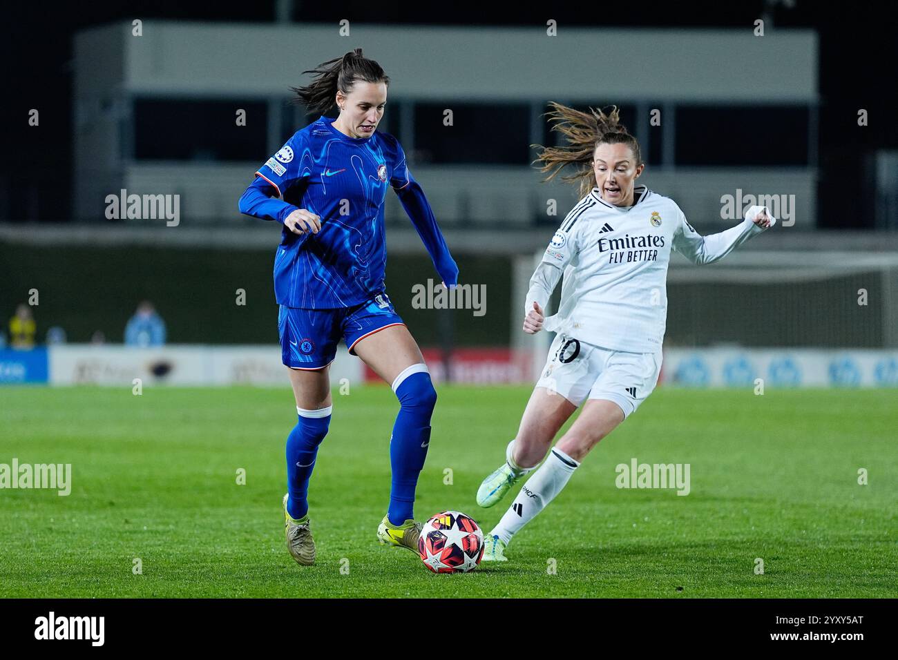 Nathalie Bjorn von Chelsea und Caroline Weir von Real Madrid während der UEFA Womenâ Champions League Gruppe B, Fußballspiel zwischen Real Madrid und Chelsea am 17. Dezember 2024 im Alfredo Di Stefano Stadion in Valdebebas, Madrid, Spanien Stockfoto