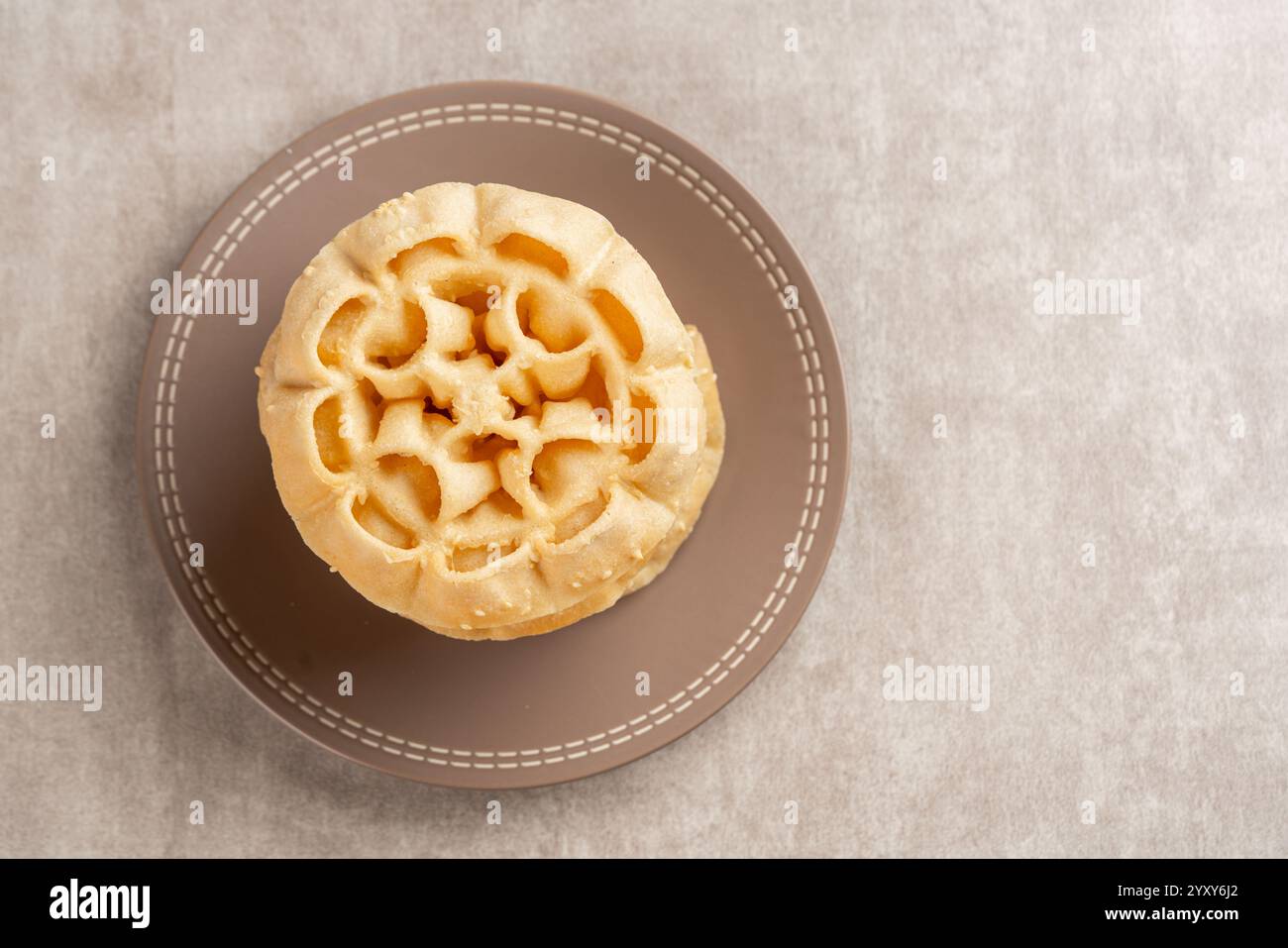 Kembang Goyang oder Shaking Blume, typisch indonesischer hausgemachter knuspriger gebratener Snack in Blumenform und typisch für Betawi Snack. Stockfoto