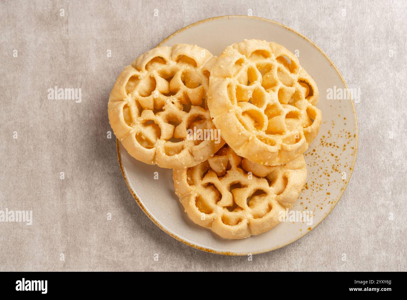 Kembang Goyang oder Shaking Blume, typisch indonesischer hausgemachter knuspriger gebratener Snack in Blumenform und typisch für Betawi Snack. Stockfoto