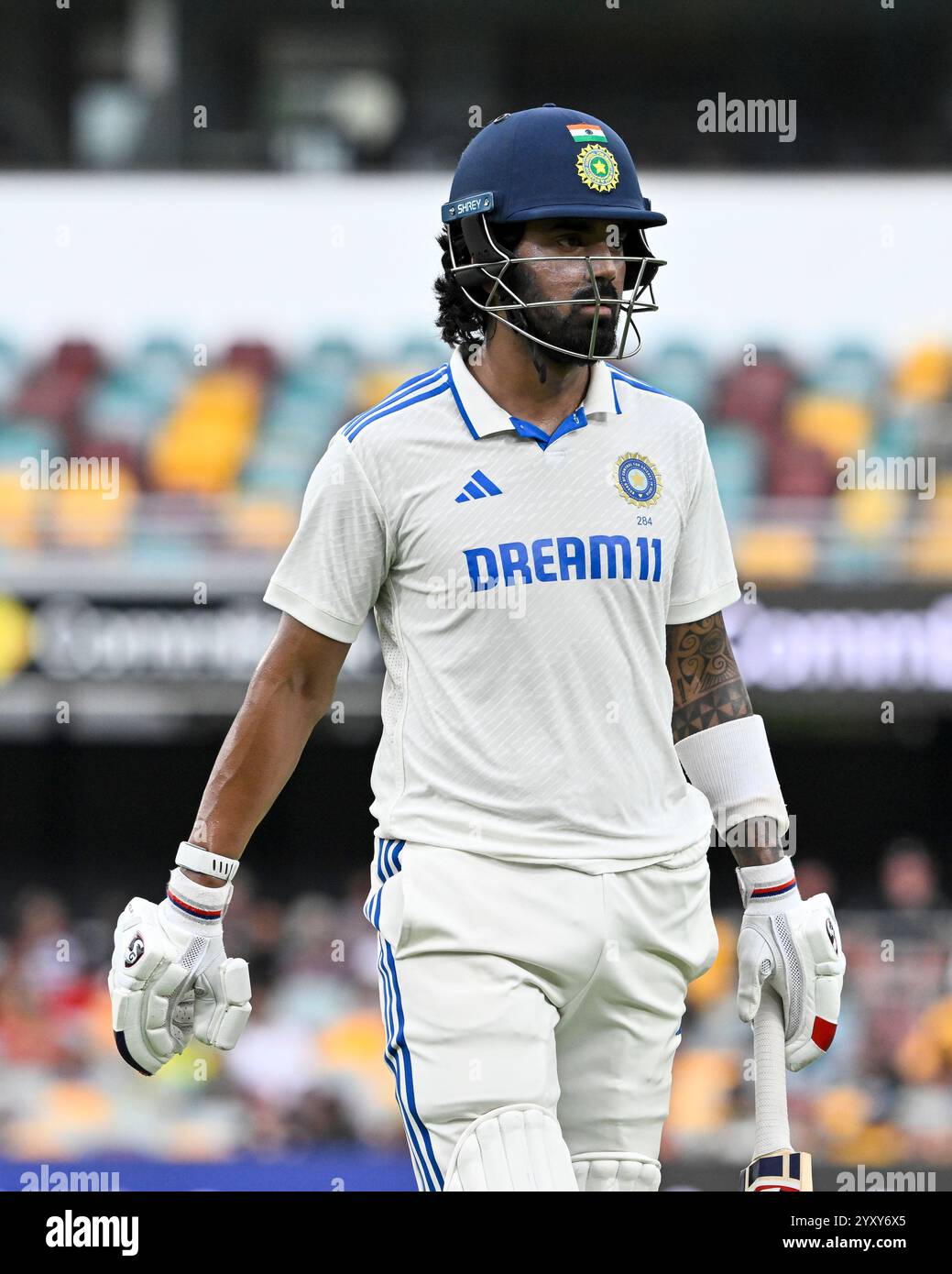 Die Gabba, Brisbane, Australien. Dezember 2024. International Test Cricket, Australien gegen Indien 3. Test Day 5; KL Rahul aus Indien verlässt das Feld, da schlechtes Licht das Spiel aussetzt. Credit: Action Plus Sports/Alamy Live News Stockfoto