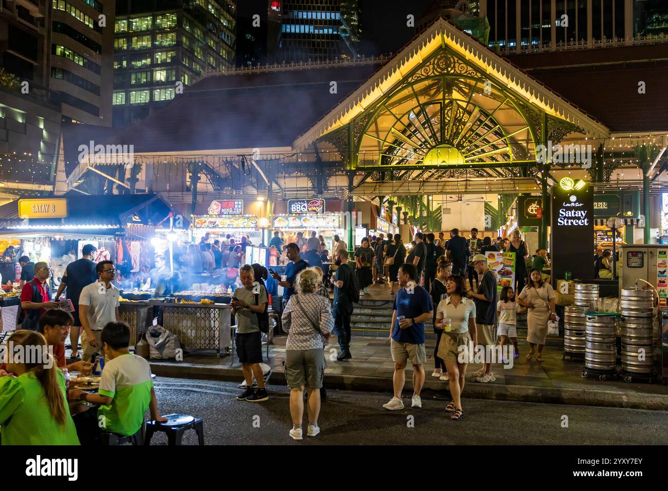 Satay Street, Lau Pa Sat in Singapur: Ein historisches Wahrzeichen, das sich in eine lebhafte Nachtküche verwandelt hat, berühmt für ihre Satay-Stände, Hawker-Gerichte, Stockfoto