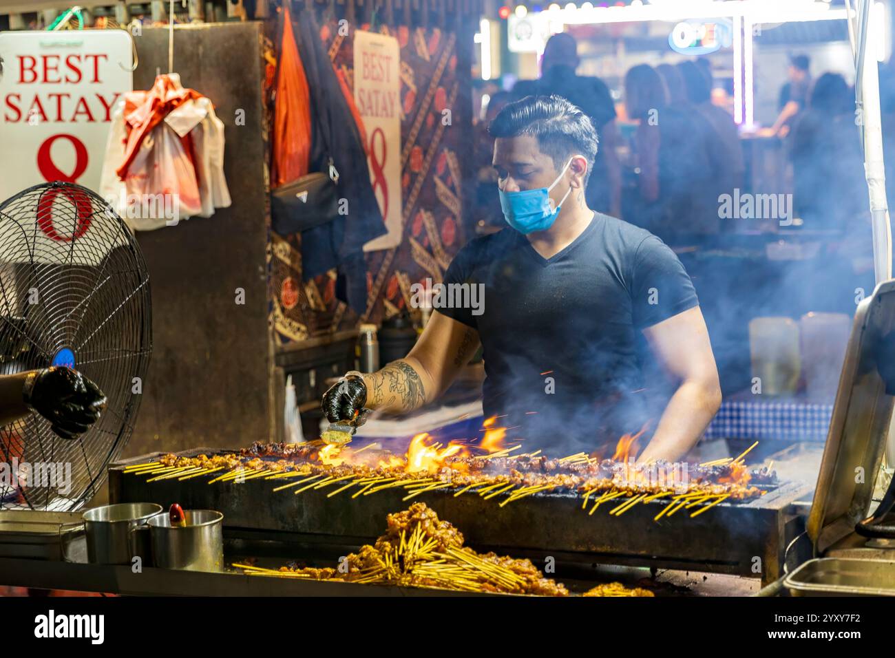 Satay Street, Lau Pa Sat in Singapur: Ein historisches Wahrzeichen, das sich in eine lebhafte Night Food Street verwandelt hat, berühmt für ihre Satay Stände und Hawker-Gerichte Stockfoto