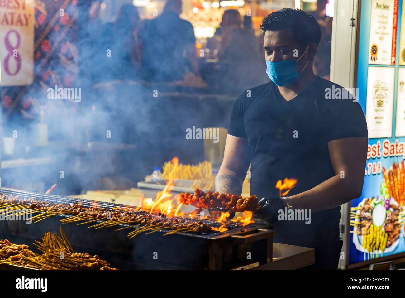 Satay Street, Lau Pa Sat in Singapur: Ein historisches Wahrzeichen, das sich in eine lebhafte Night Food Street verwandelt hat, berühmt für ihre Satay Stände und Hawker-Gerichte Stockfoto