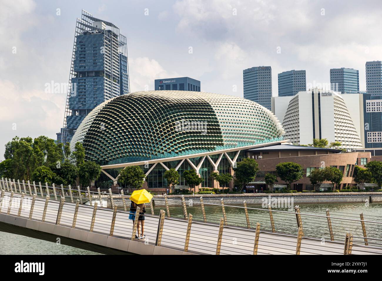 Zwei Personen auf der Jubilee Bridge mit Blick auf die Esplanade - Theater in der Bucht, Singapur. Foto: David Rowland / One-Image.com Stockfoto
