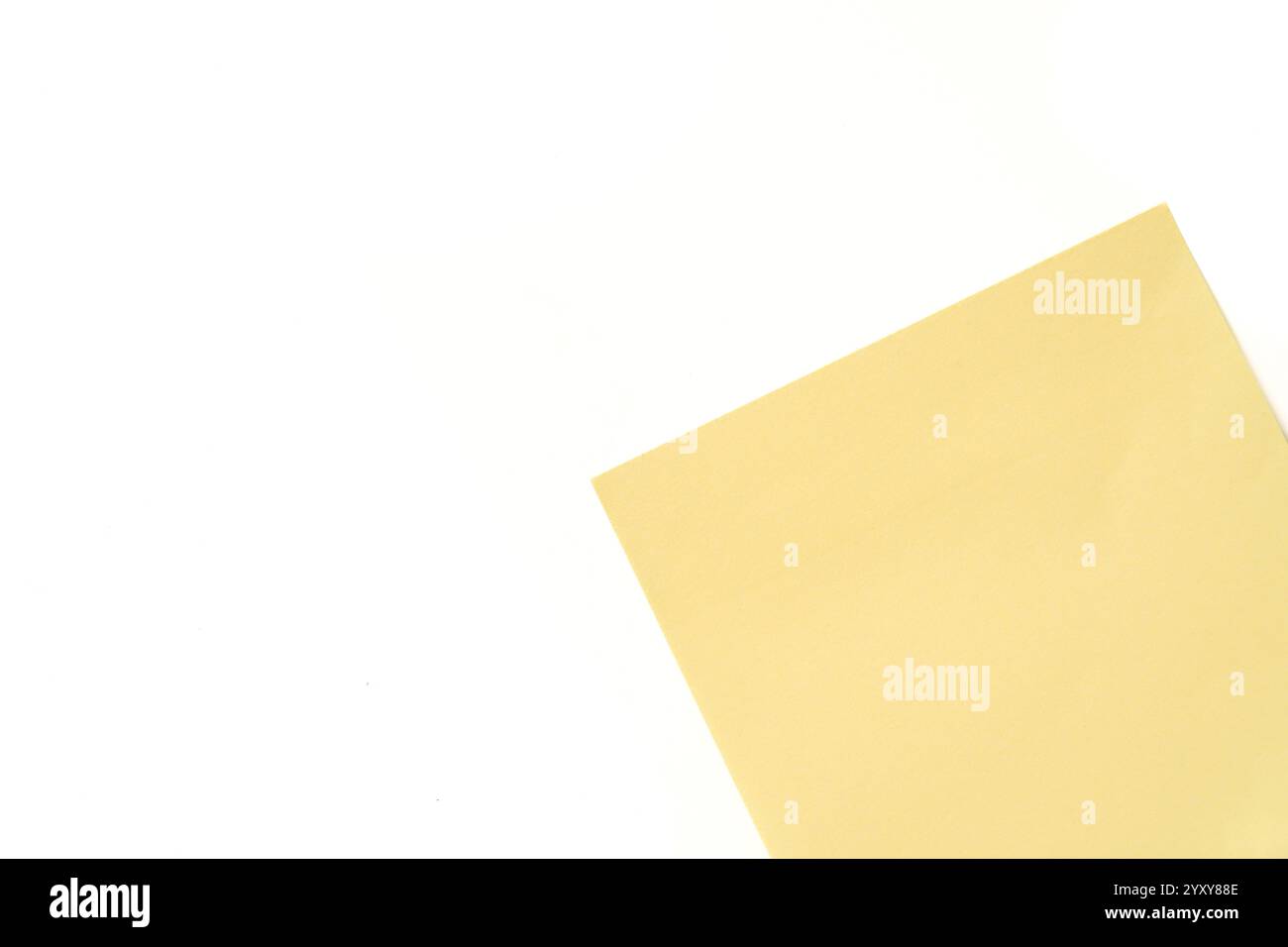 Draufsicht von gelbem Haftnotizpapier oder Post-it auf weißem Hintergrund Stockfoto