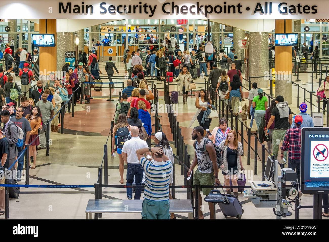 Eine Schlange von Flugreisenden wartet auf den Main Security Checkpoint am Hartsfield-Jackson Atlanta International Airport in Atlanta, GA. Stockfoto