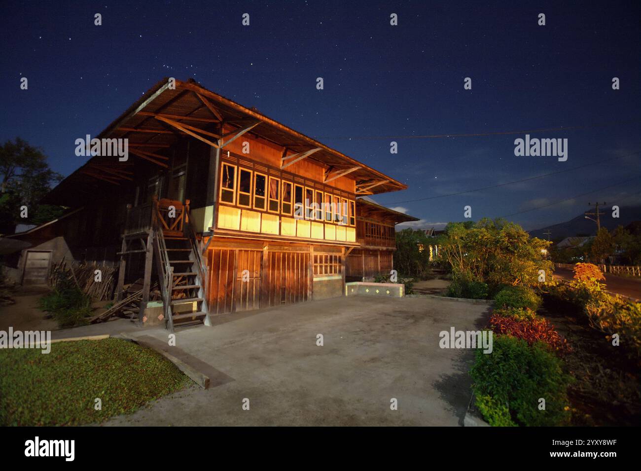 Traditionelles Holzhaus im malaiischen Architekturstil in Liwa, West Lampung, Lampung, Indonesien. Stockfoto