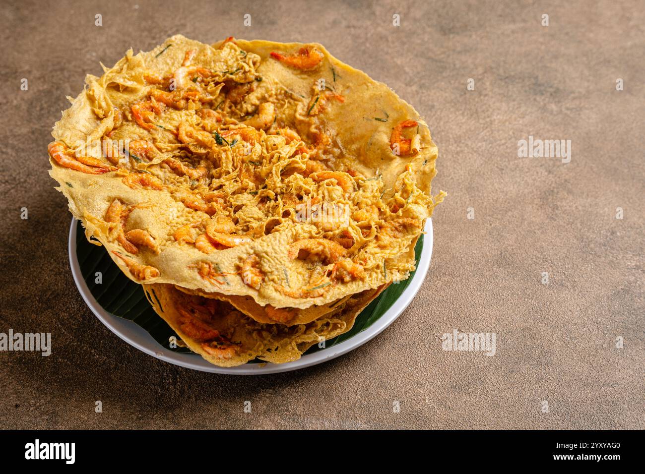 Rempeyek Prawn oder Peyek Udang ist ein frittierter herzhafter indonesischer javanischer Cracker. Stockfoto