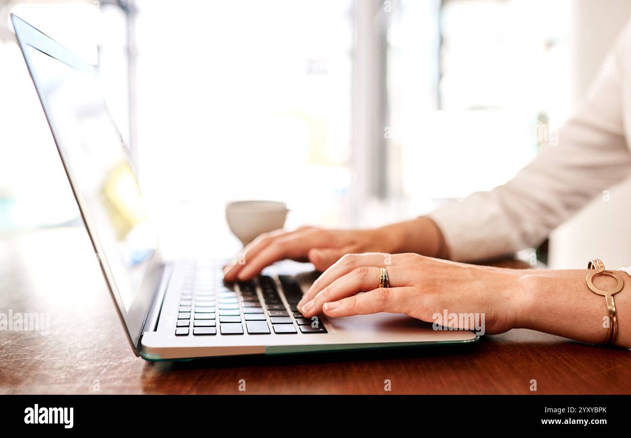 Büro, Hände und Person mit Laptop zum Tippen, Recherchen und Online für Software-Tools mit Technik. Unternehmen, Mitarbeiter und Webdesigner mit Digital Stockfoto