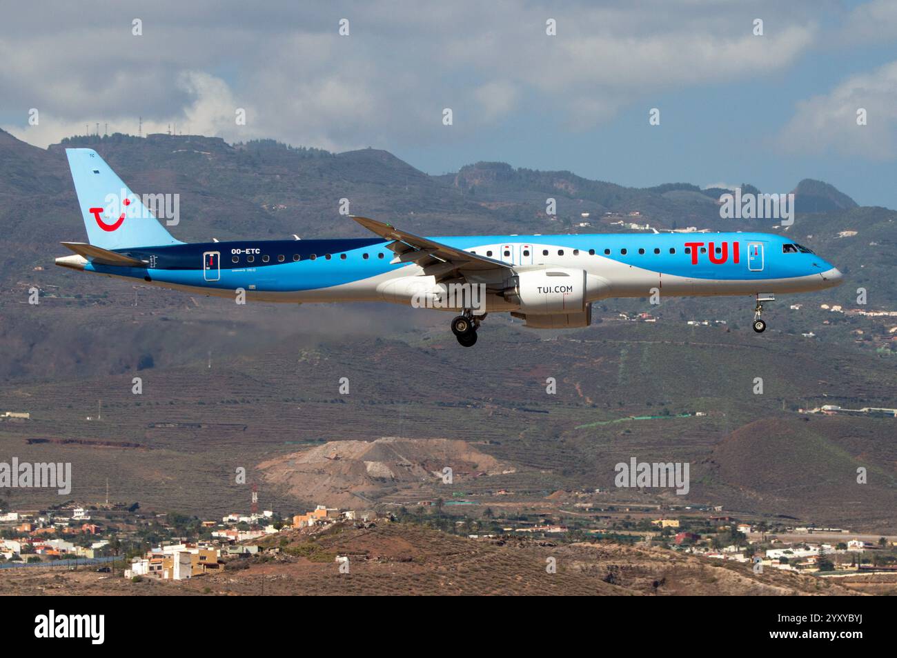 Flughafen Gran Canaria, Gando. Embraer 195-E2 der Fluggesellschaft TUI Airlines Belgium beim Landanflug mit dem Berg im Hintergrund. Stockfoto