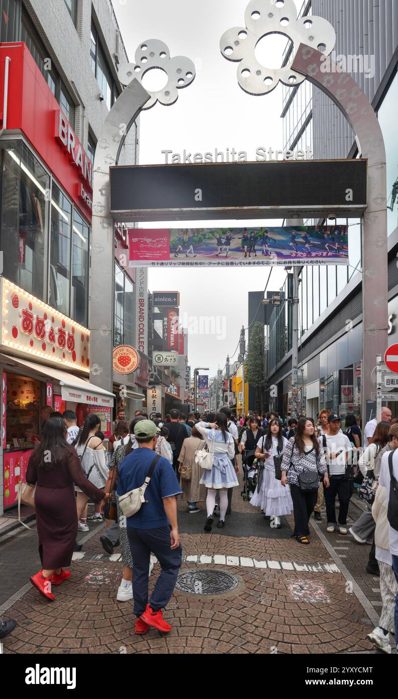 Eingang zur Takeshita Straße mit Schild über dem Dach in Tokio, Shibuya, Japan, Asien. Stockfoto