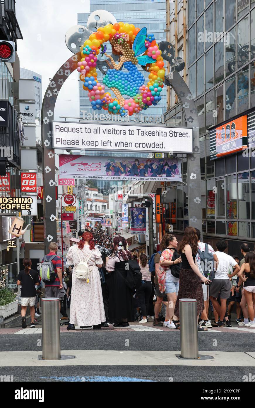 Eingang zur Takeshita Straße mit Schild über dem Dach in Tokio, Shibuya, Japan, Asien. Stockfoto