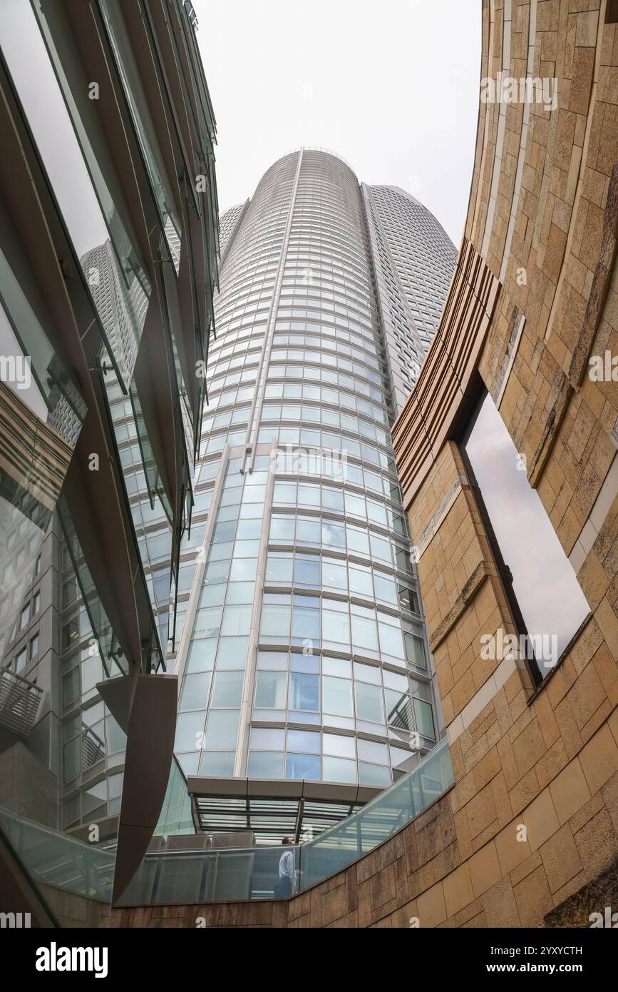 Blick auf den Mori Tower vom Roppongi Hills Mori Tower, Tokio, Japan, Asien. Stockfoto