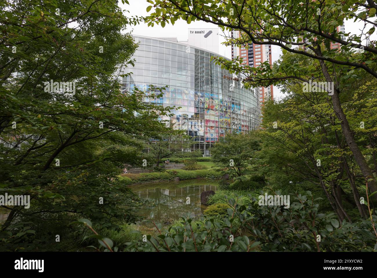 Blick auf das TV Asahi Hauptquartier in Roppongi durch Bäume des Mohri Gartens, Minato City, Tokio, Japan, Asien. Stockfoto