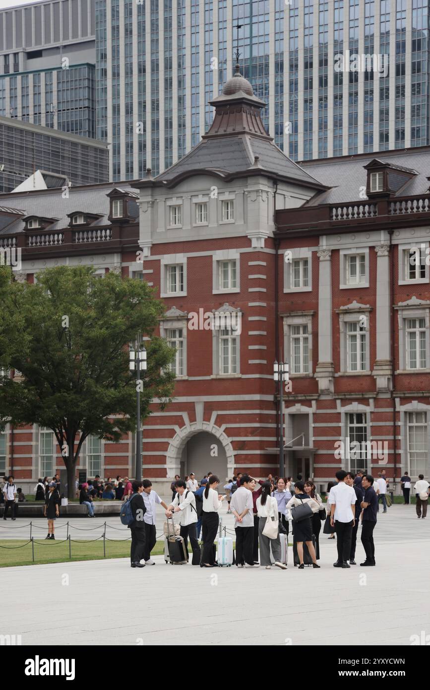 Große Gruppe von Menschen auf dem Marunouchi-Platz vor dem Südeingang des Bahnhofs Tokio im Geschäftsviertel Marunouchi, Tokio, Japan, ASI Stockfoto