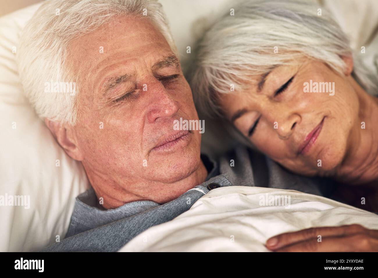 Älteres Paar, schlafen und Ruhe im Bett mit Liebe, Komfort oder entspannen Sie im Altersheim. Ältere Frau, Ehemann und ruht im Schlafzimmer mit Träumen aus Stockfoto