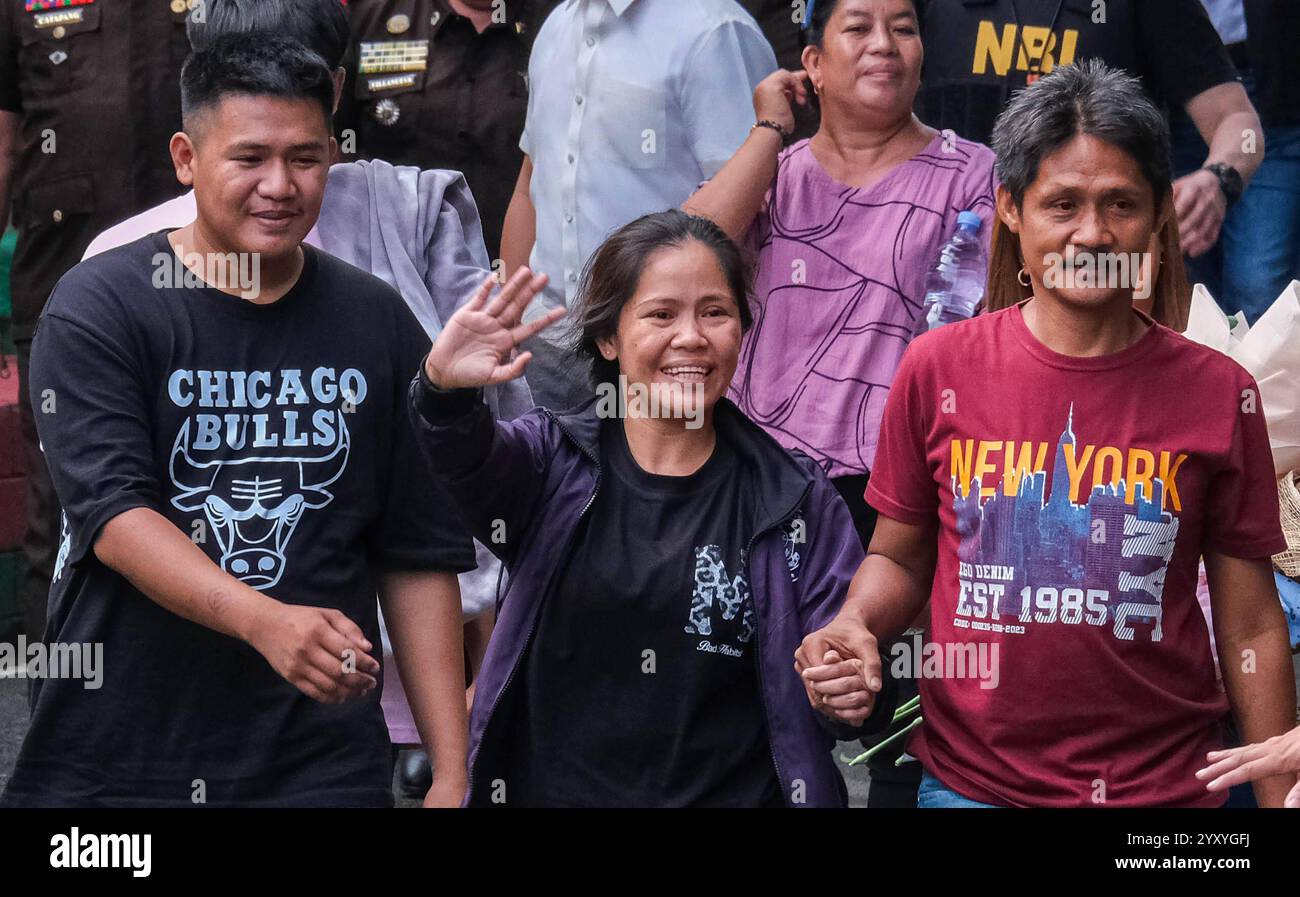 Mary Jane Veloso kam nach fast 15 Jahren Inhaftierung in Indonesien auf die Philippinen. Die philippinische Arbeiterin Mary Jane Veloso wurde am 18. Dezember 2024 von Indonesien auf die Philippinen zurückgeführt, nachdem sie fast 15 Jahre Haft wegen mutmaßlichen Drogenhandels verhaftet und durch Erschießungskommando zum Tode verurteilt worden war. Nach ihrer Ankunft am Ninoy Aquino International Airport wurde sie in die Justizvollzugsanstalt für Frauen in Mandaluyong City auf den Philippinen versetzt, wo sie von ihrer Familie und ihren Angehörigen begrüßt wurde. Sie wird in der Einrichtung bleiben, während sie auf eine Entscheidung des Präsidenten wartet Stockfoto