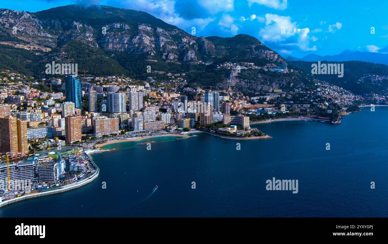 Atemberaubender Blick aus der Luft auf Monaco mit seiner modernen Skyline, Küstenschönheit und üppigen Bergen. Perfekt für Reisen, Architektur und Luxusleben Stockfoto