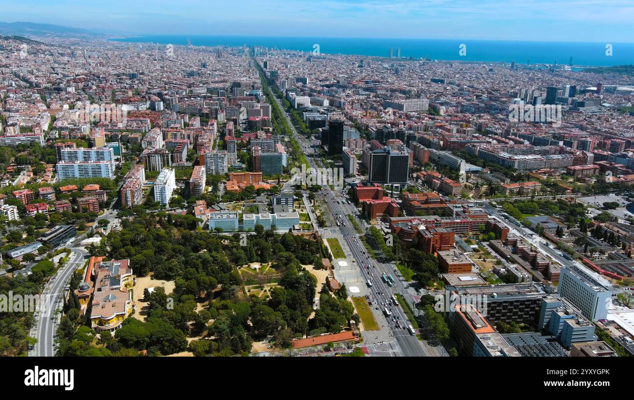 Atemberaubende Aussicht auf Barcelona aus der Vogelperspektive mit seiner berühmten urbanen Landschaft, den Grünflächen und der Mittelmeerküste. Perfekt für Reisen und Architektur Stockfoto