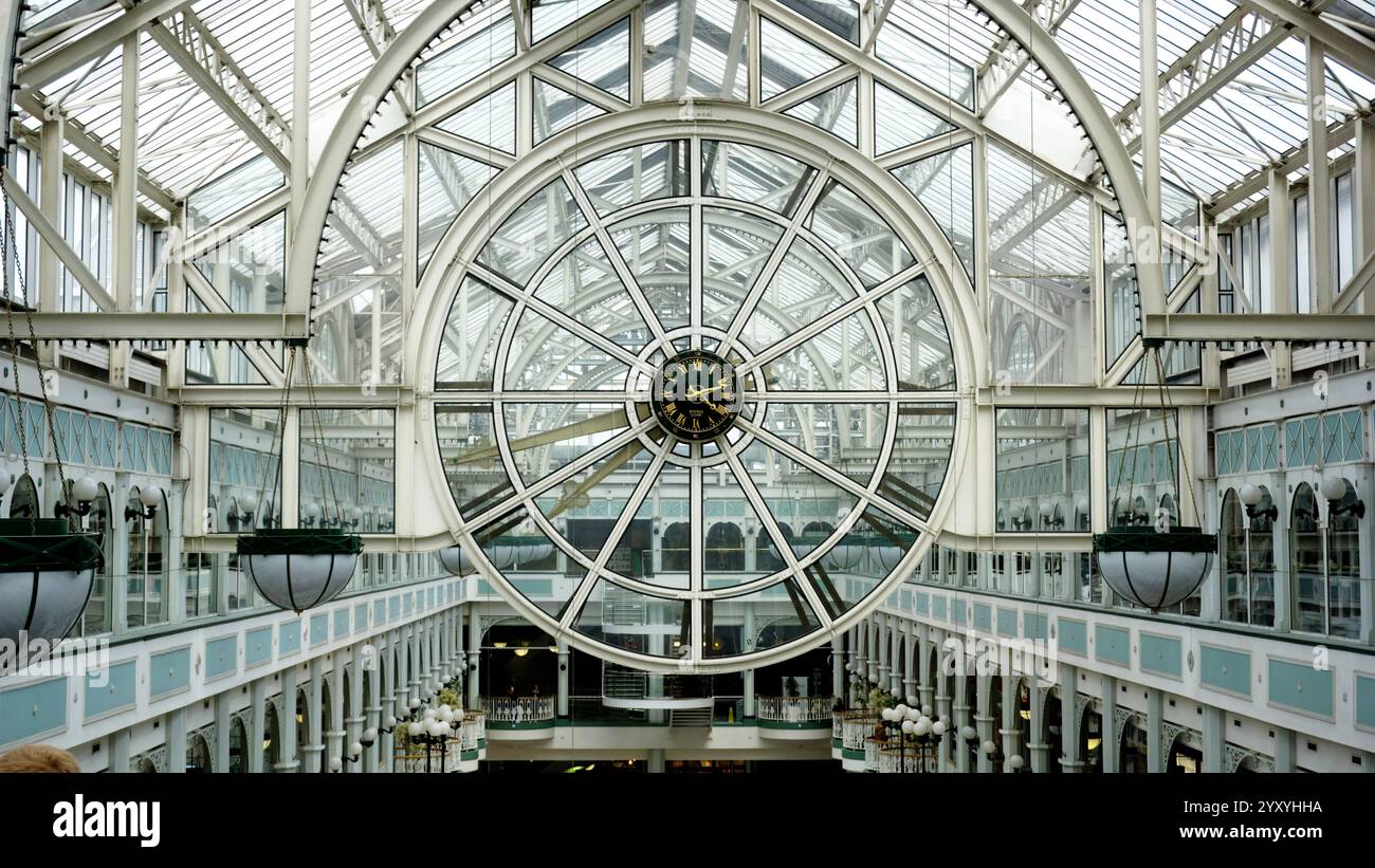 Dublin, Irland - 14. Juni 2024: Innenansicht des Einkaufszentrums St Stephens Green mit kunstvollen Eisenarbeiten, Säulen, Beleuchtung, Dachträgern und Glas A Stockfoto