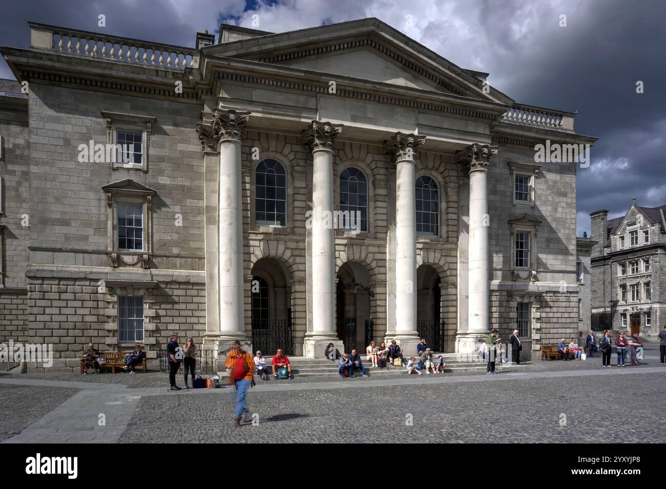 Dublin, Irland - 14. Juni 2024: Blick auf das Äußere der Trinity College Chapel mit zahlreichen Touristen Stockfoto