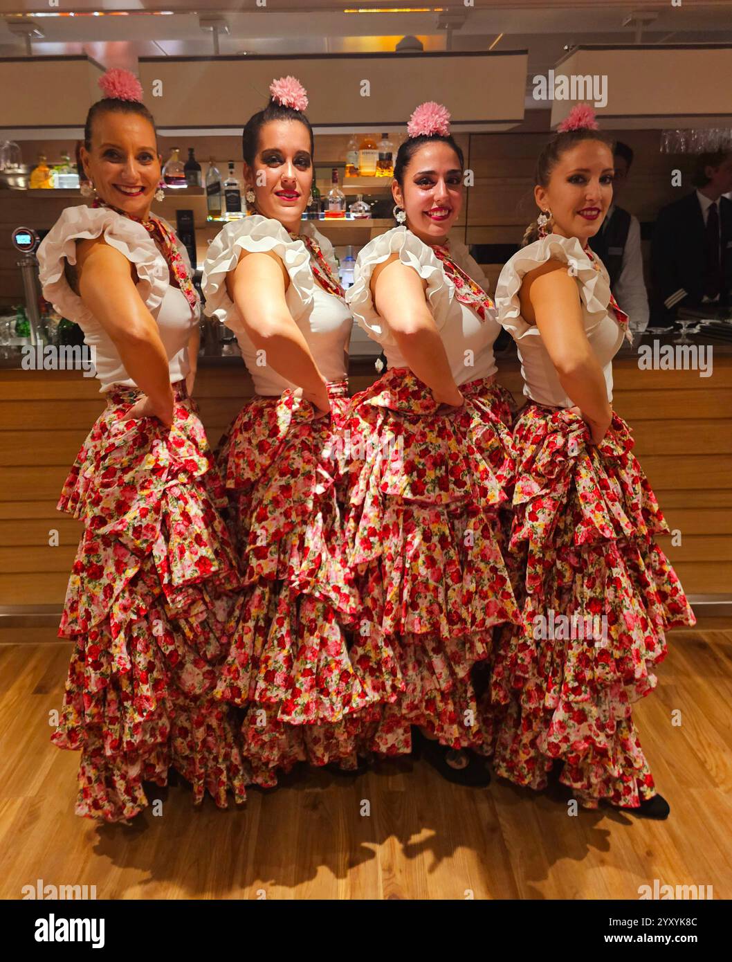 Flamingo (Flamenco) Tänzer treten auf dem Wikingerschiff während der Douro River Cruise in Portugal auf Stockfoto