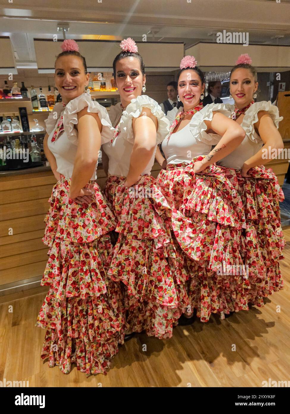 Flamingo (Flamenco) Tänzer treten auf dem Wikingerschiff während der Douro River Cruise in Portugal auf Stockfoto