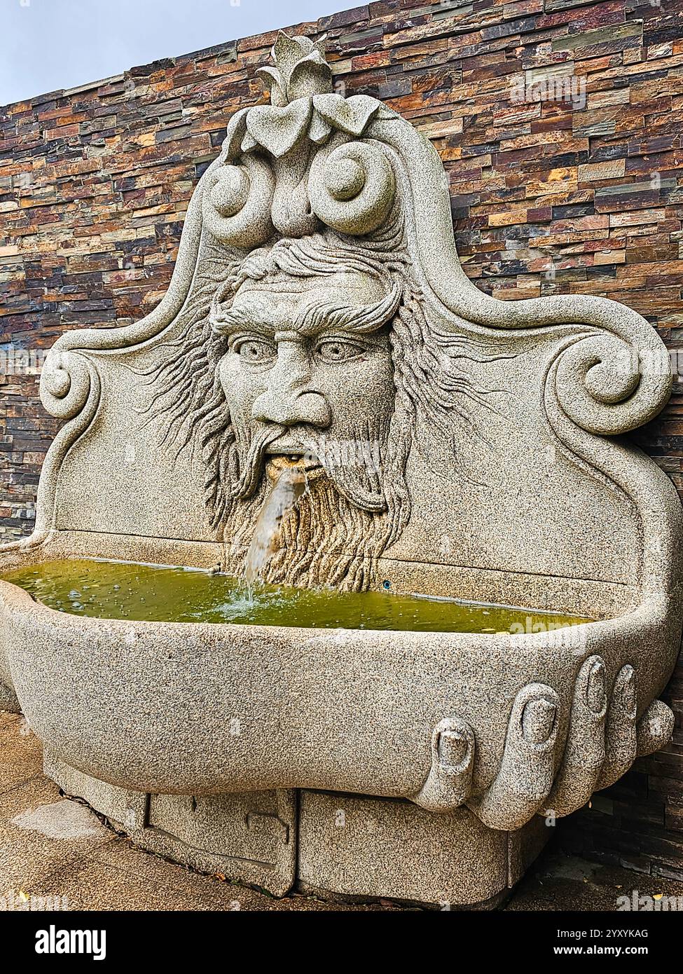 Ein Wasserbrunnen mit Gesicht schmückt den Eingang zu einem Restaurant auf dem Land am Fluss Douro in Portugal Stockfoto